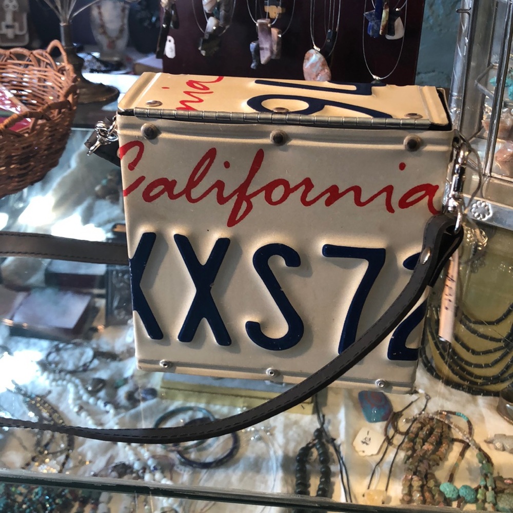 Sale 🥳🥳 Cali Liscense Plate Purse - Picture 2 of 5